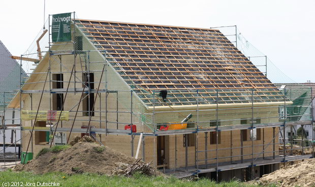 Dachlattung auf unserem Holz100-Haus