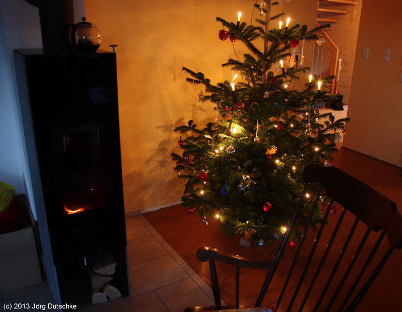 Leuchtender Christbaum mit Swarovski-Engeln und Ofen (ohne Engel)