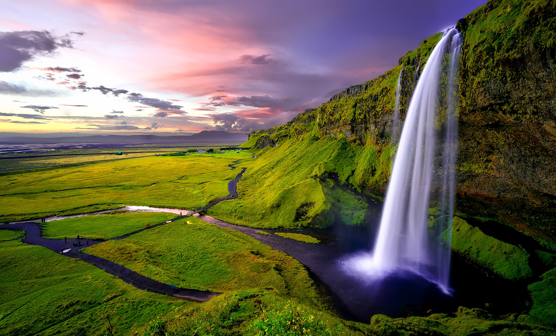 Wasserfall in grüner Landschaft bei violettem Himmel - hat eigentlich nichts mit dem Heizwasserkreislauf zu tun, sieht aber schön aus!