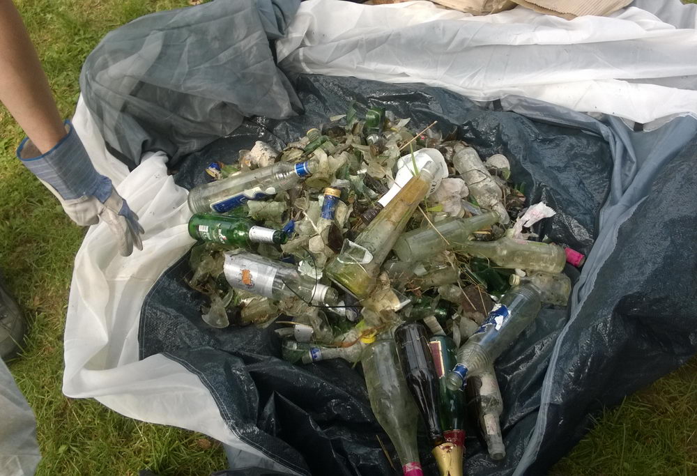 Glasscherben vom Bodenseeufer bei Friedrichshafen. Eingesammelt während des Sea Shepherd Beach Cleanup am Bodensee