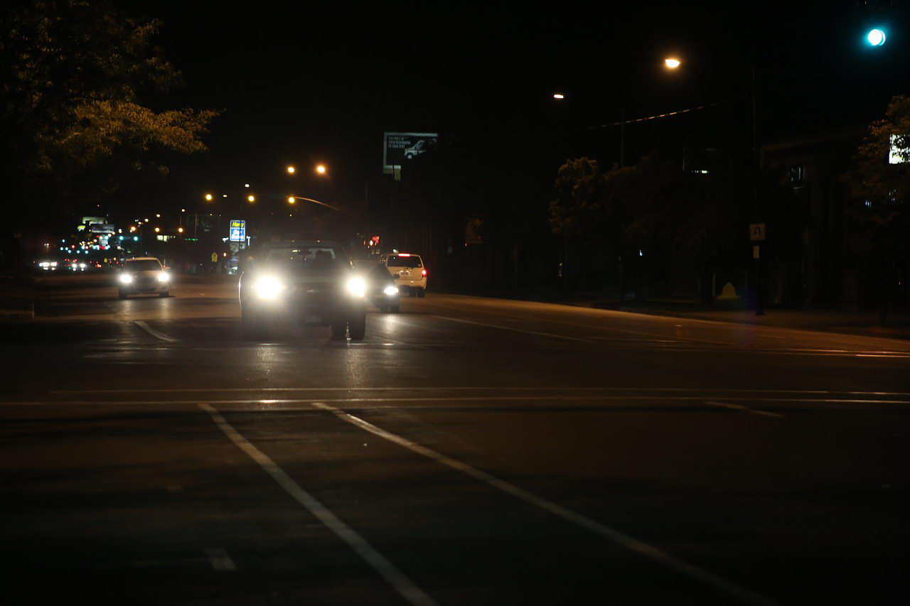 Blendet bei Dunkelheit: Scheinwerfer vom Auto