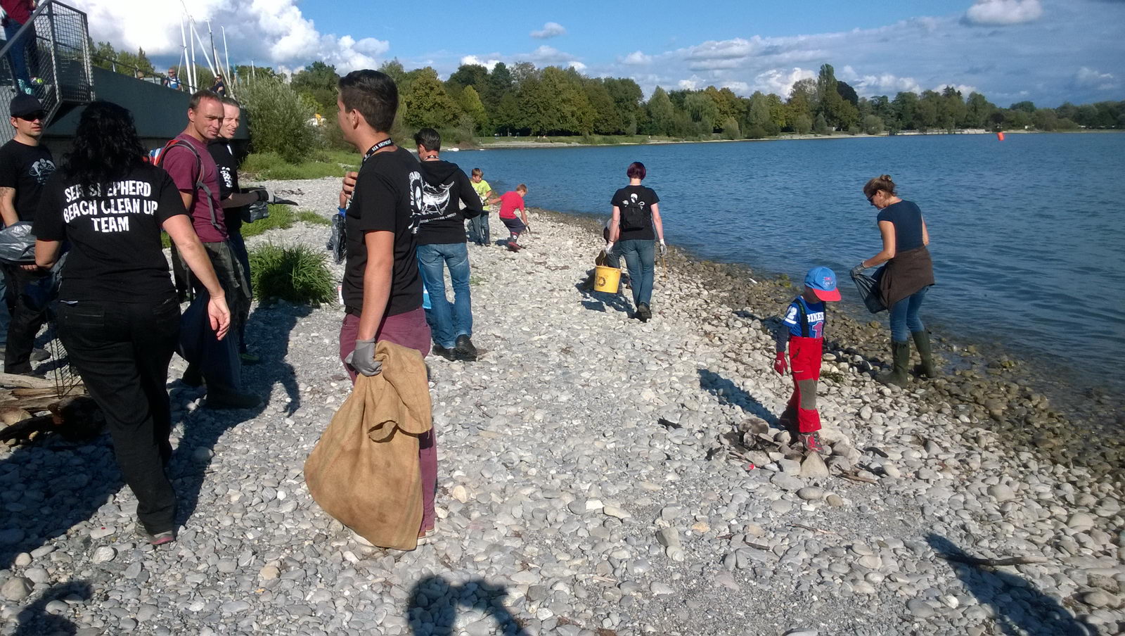 Mit viel Fleiß und Einsatz wurde beim zweiten BeachCleanup in Friedrichshafen der Bereich an der Hafenmauer gesäubert.