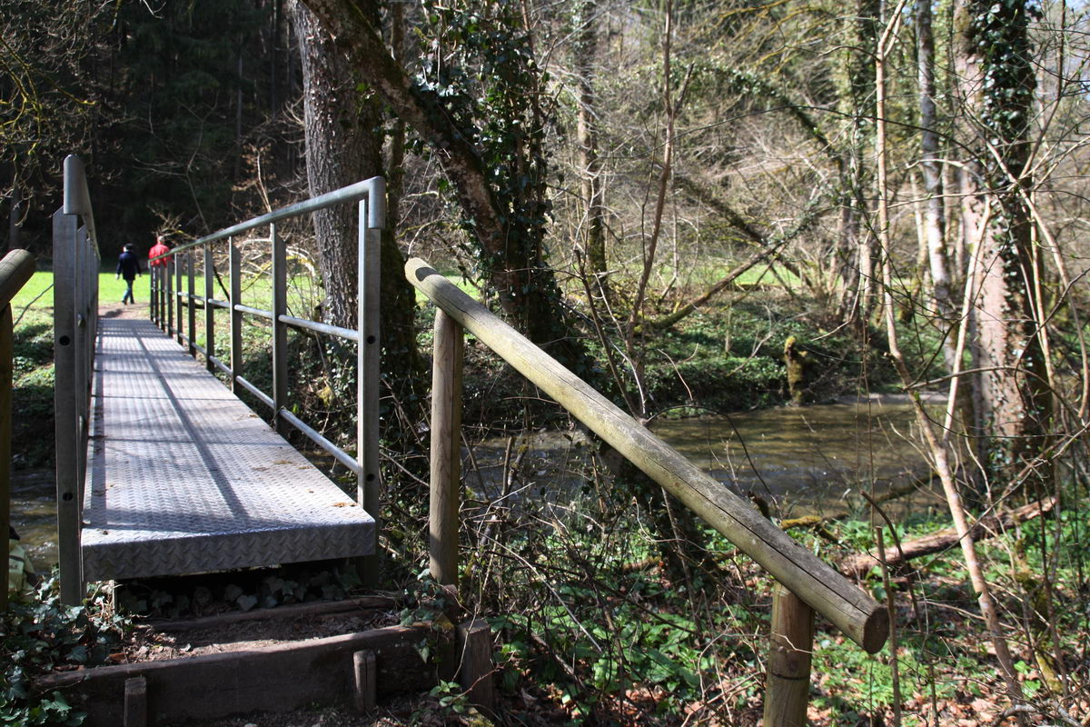 Eine Holzbrücke über die Aach