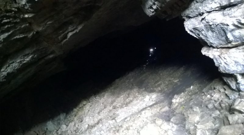 Blick in die Schneckenloch-Höhle. Die hellen Lichter sind Stirnlampen!