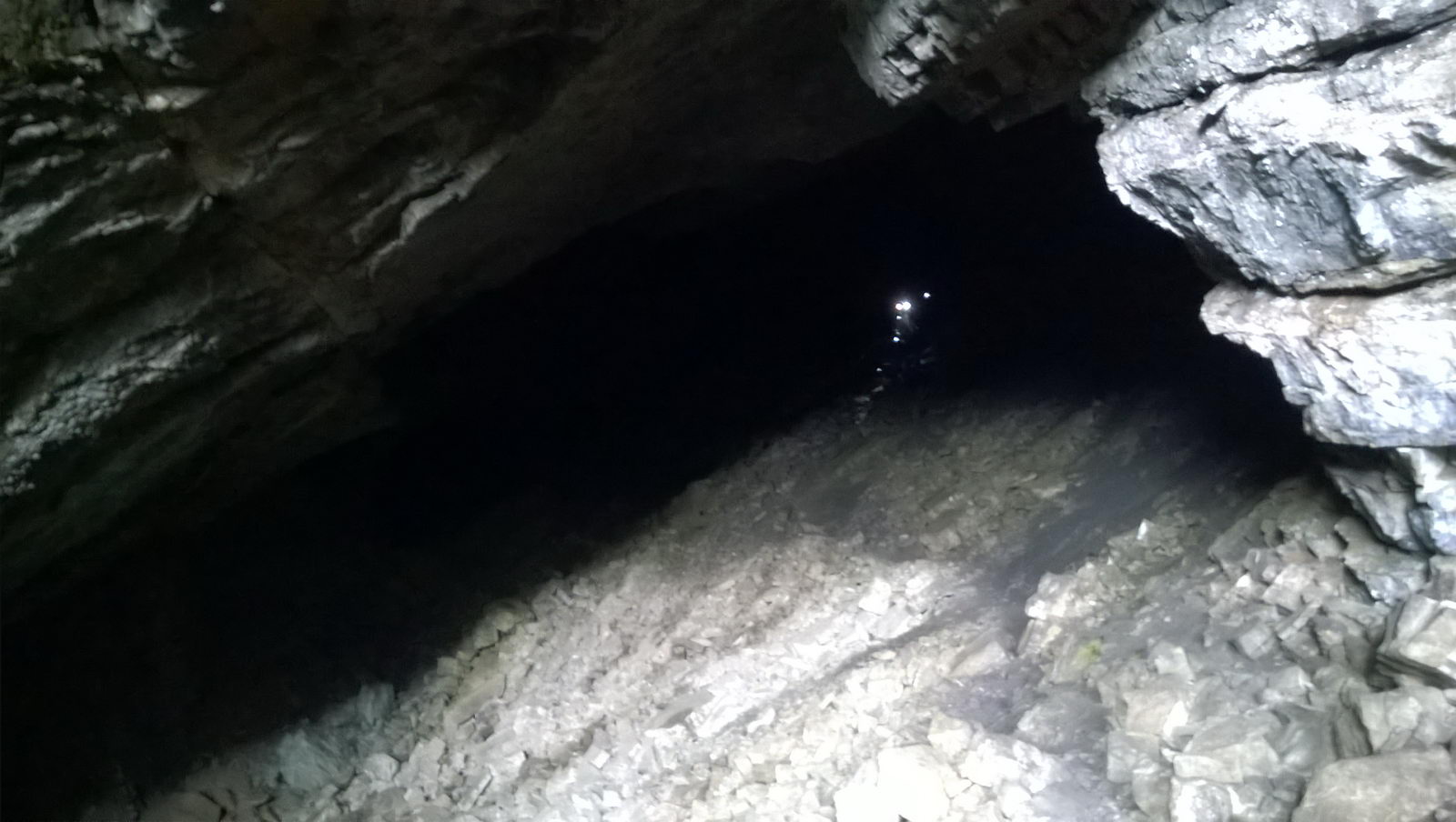 Blick in die Schneckenloch-Höhle. Die hellen Lichter sind Stirnlampen!
