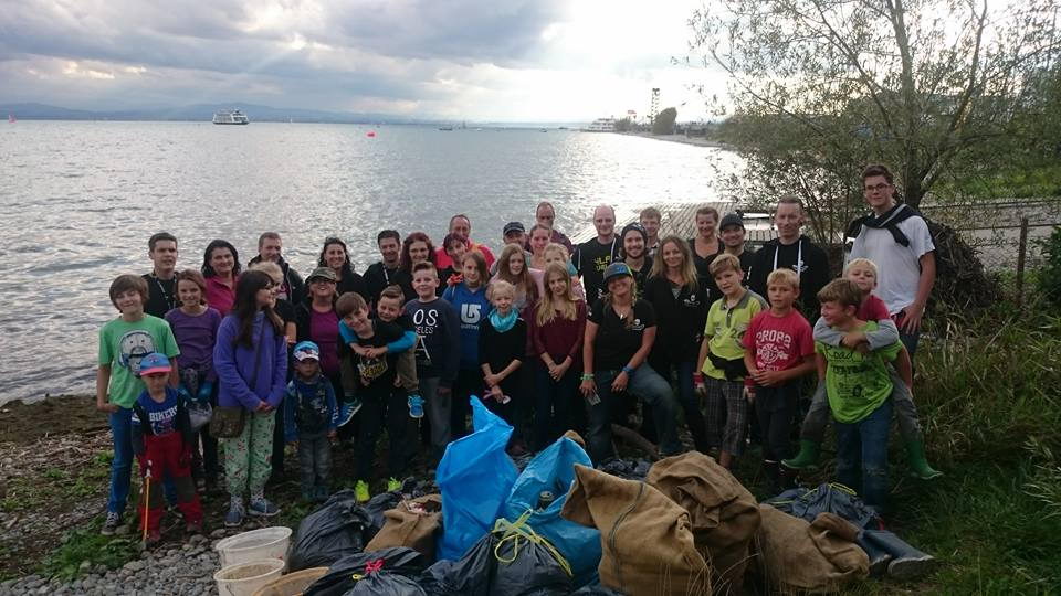 Mission erfolgreich abgeschlossen: BeachCleanup in Friedrichshafen am Bodensee; 2015 (Foto: Robby Schwendemann, Sea Shepherd Deutschland)