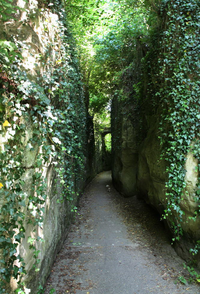 Durch diese hohle Gasse muss man schreiten … eine echte Wohltat wenn's ansonsten sehr warm ist.