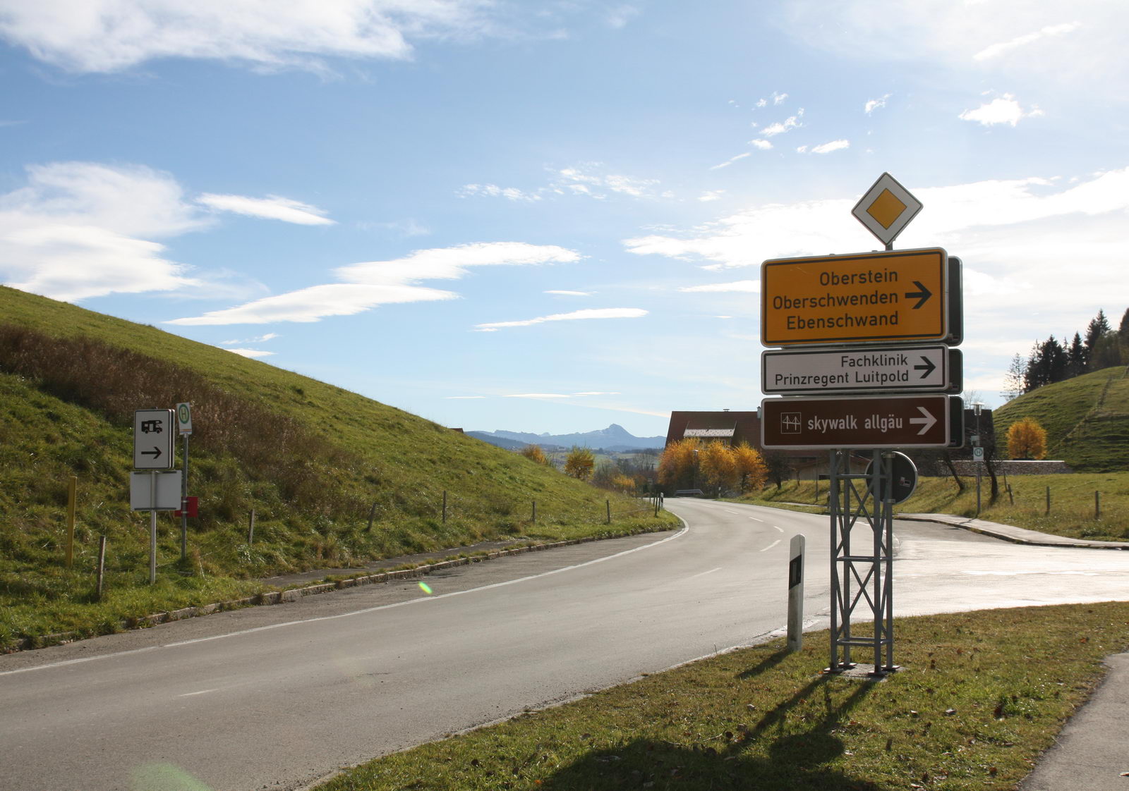 Abzweigung in Richtung Skywalk Allgäu und Oberschwenden - Im Hintergrund grüßt der Hohe Ifen